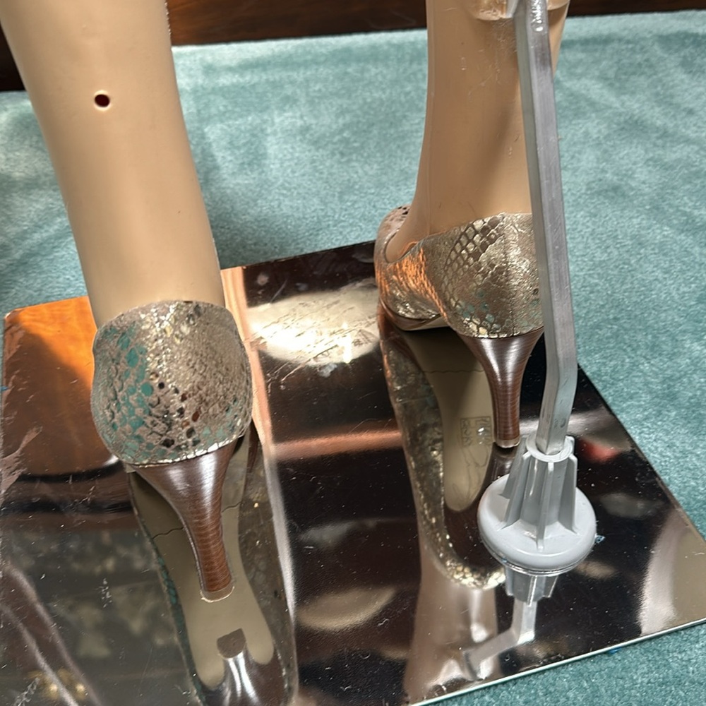 Moda Spana Gold Heels - Picture 3 of 6